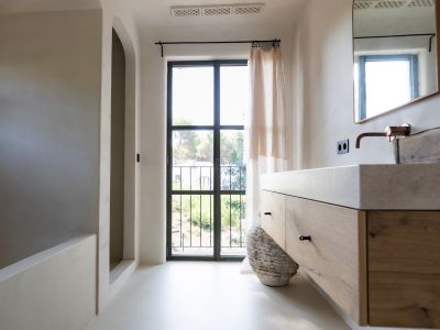 Badkamer met balkon