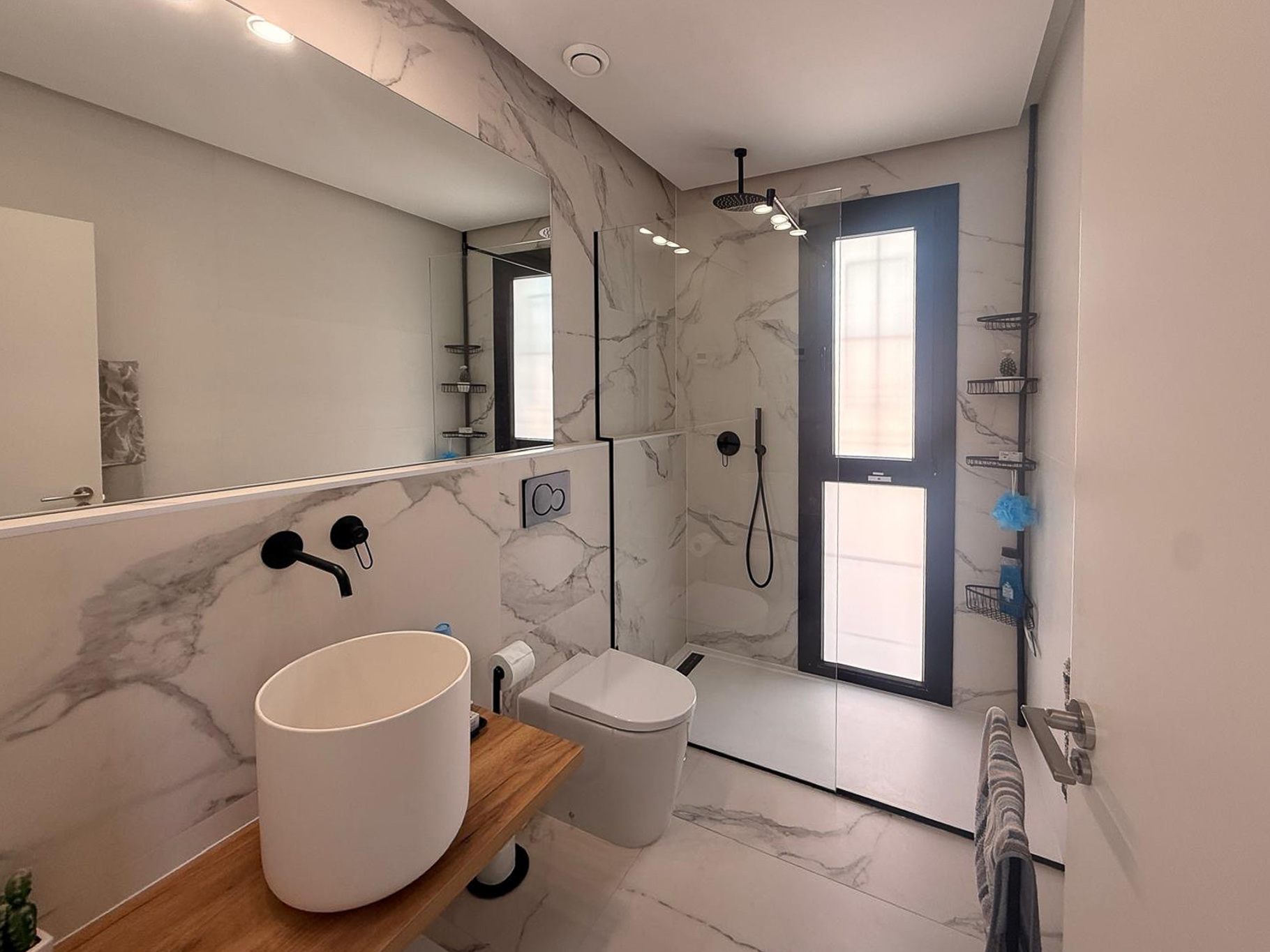 En-suite badkamer met inloopdouche