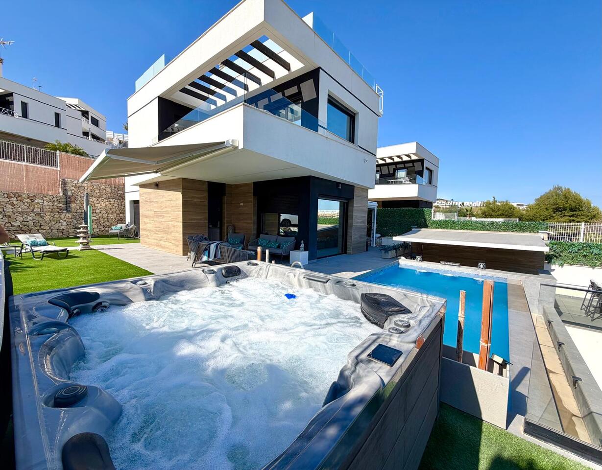 Terras met jacuzzi en zwembad