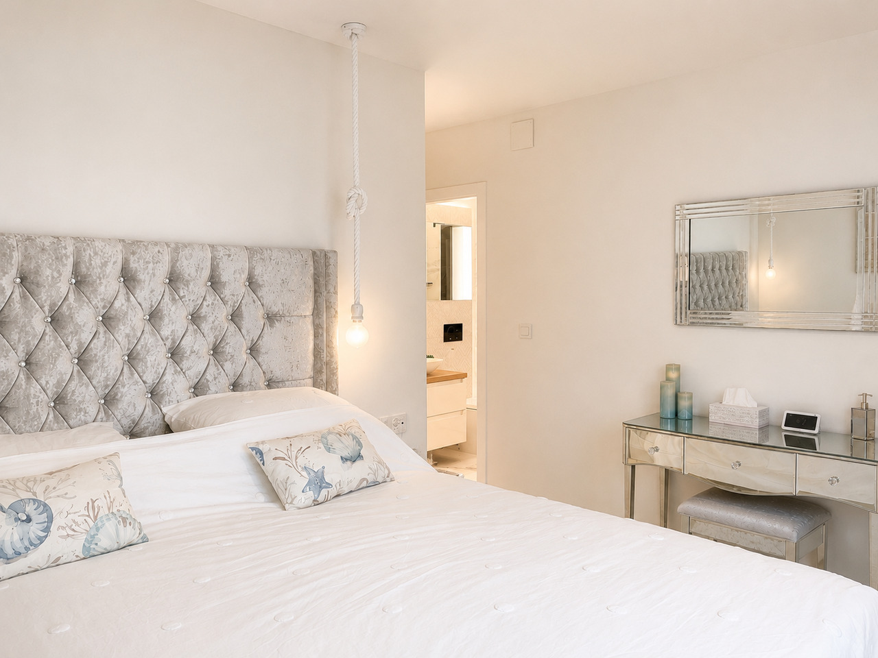 Slaapkamer met en-suite badkamer