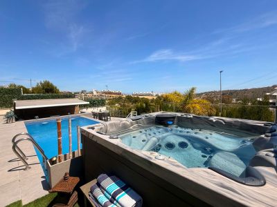 Terras met jacuzzi en zwembad