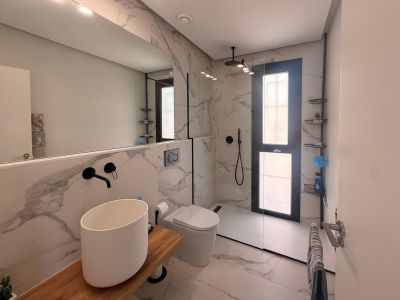 En-suite badkamer met inloopdouche