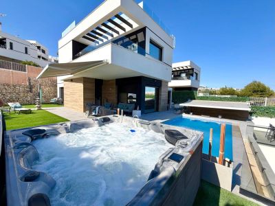 Terras met jacuzzi en zwembad