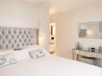 Slaapkamer met en-suite badkamer