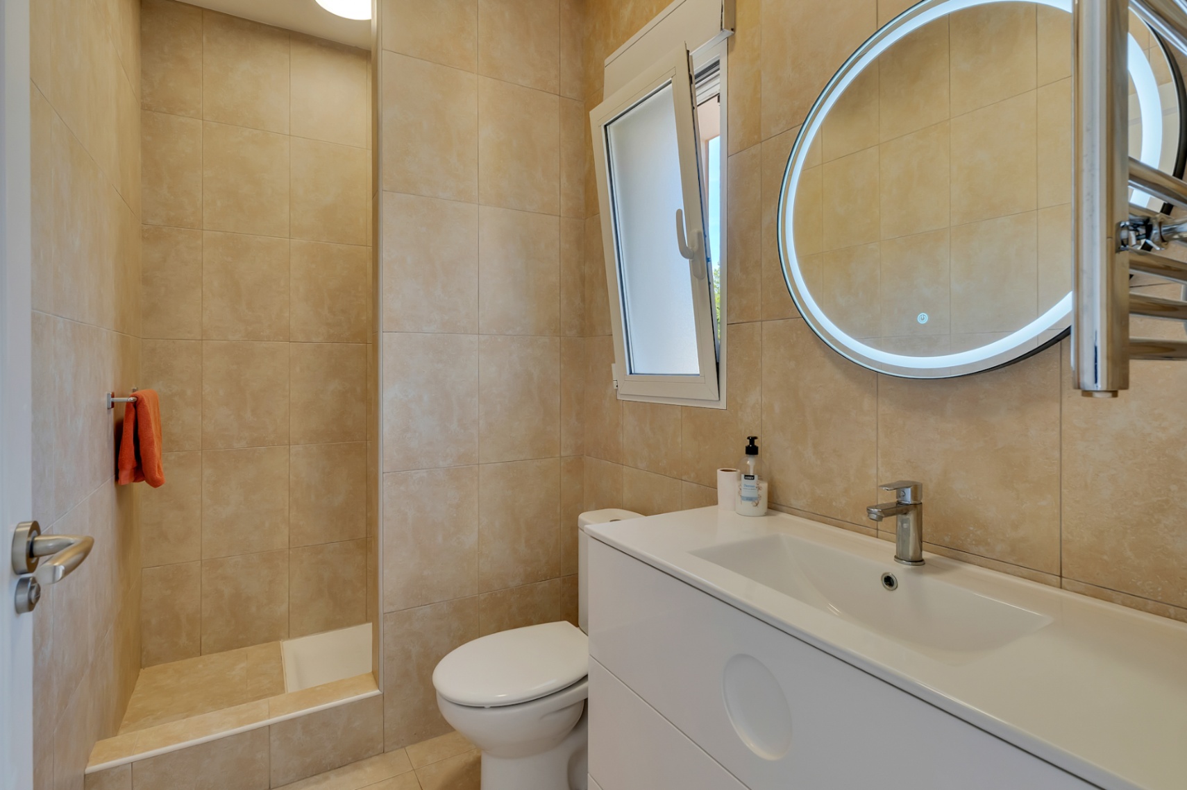 Badkamer met douche