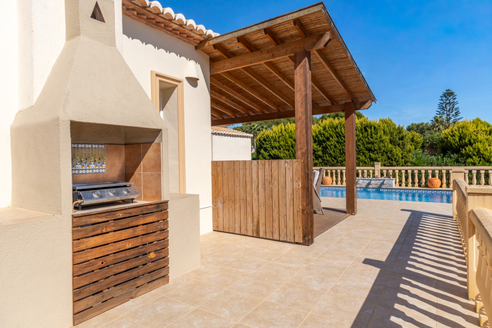 Terras met barbecue en zwembad