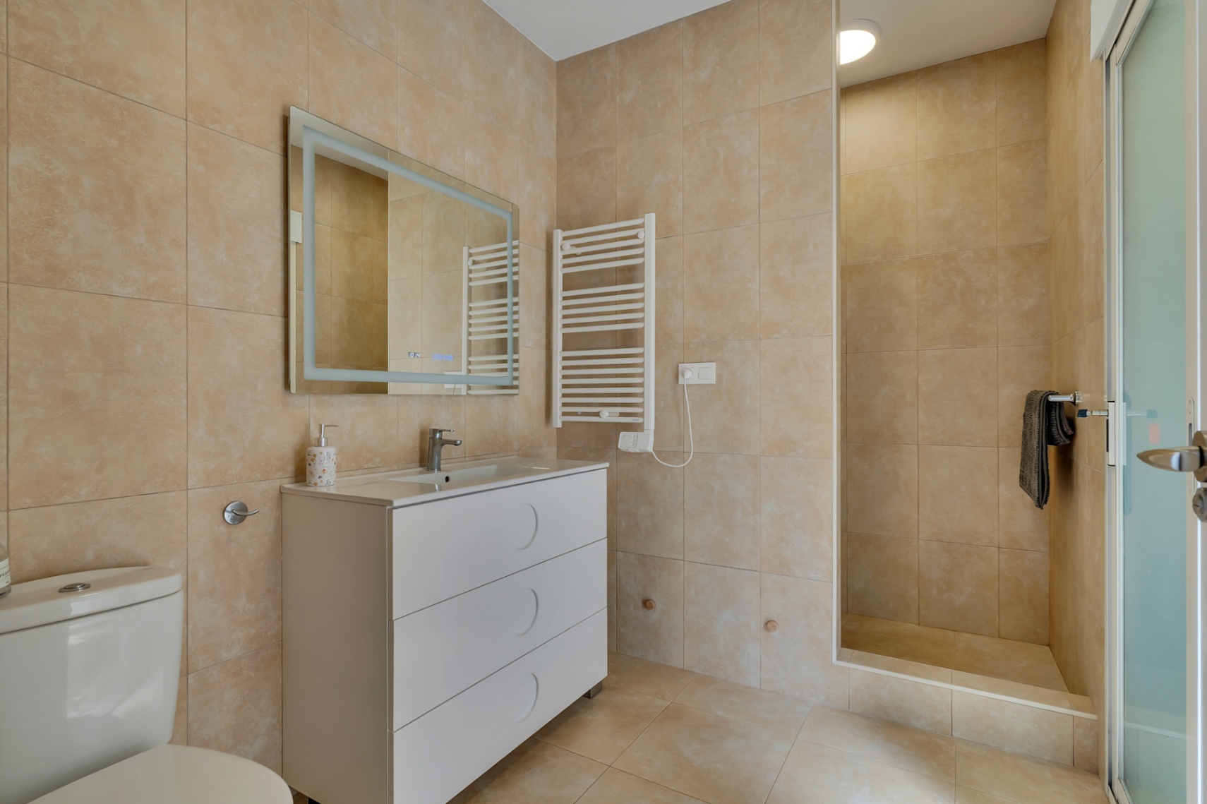Badkamer met douche