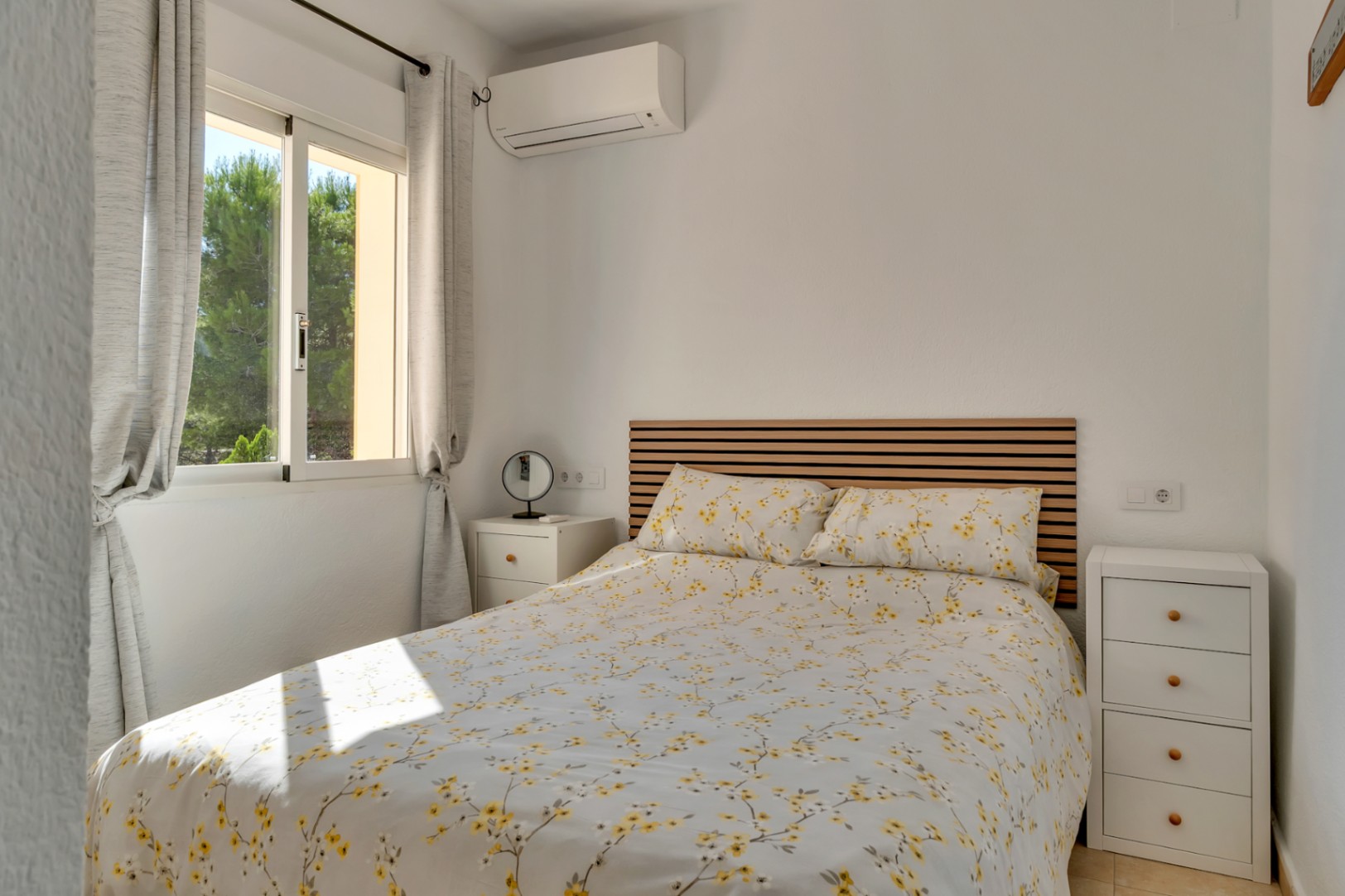 Slaapkamer met raam