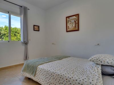 Slaapkamer met uitzicht op tuin