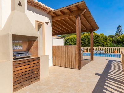 Terras met barbecue en zwembad
