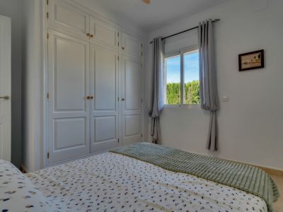 Slaapkamer met inbouwkasten