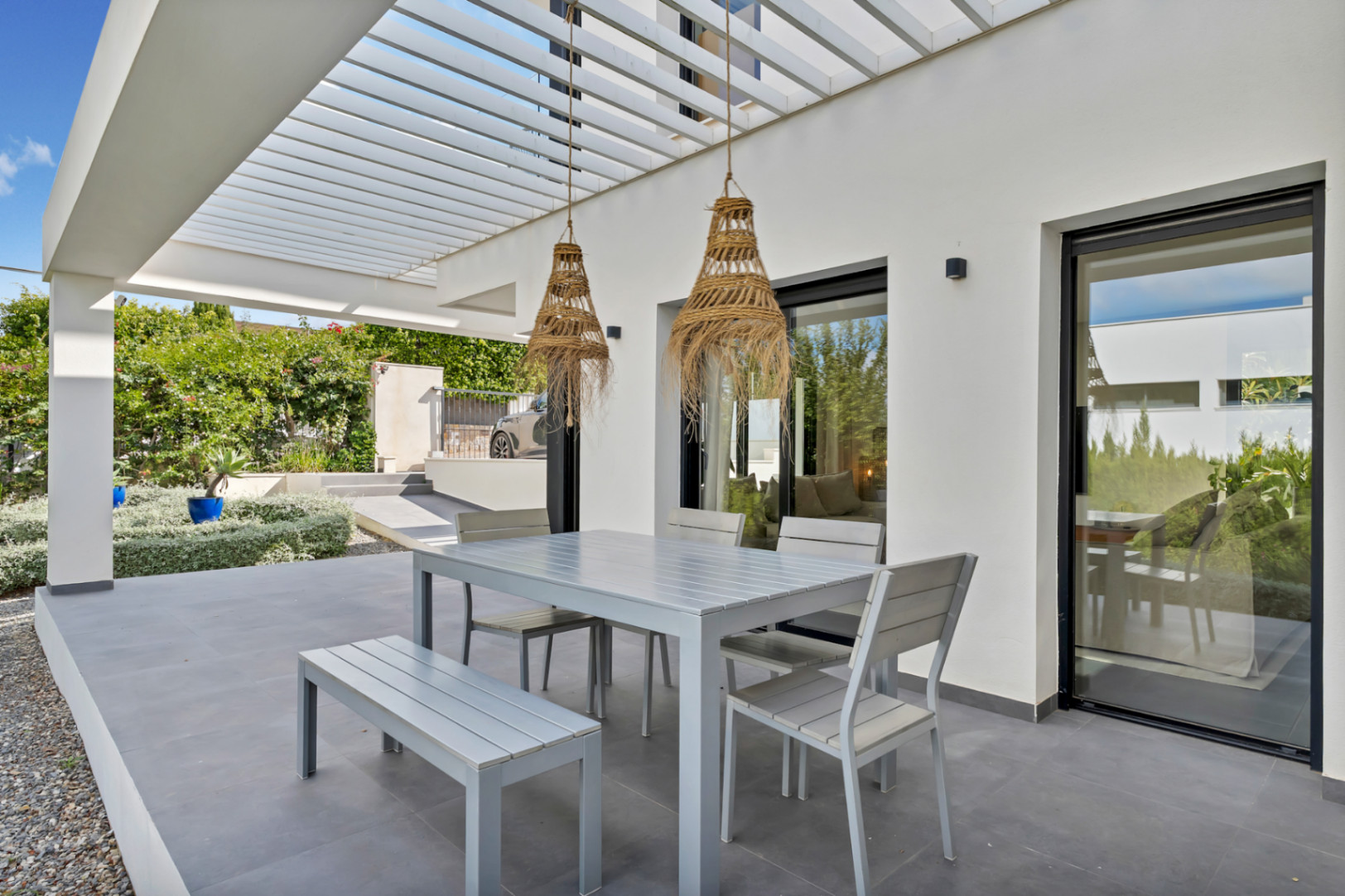 Terras met pergola