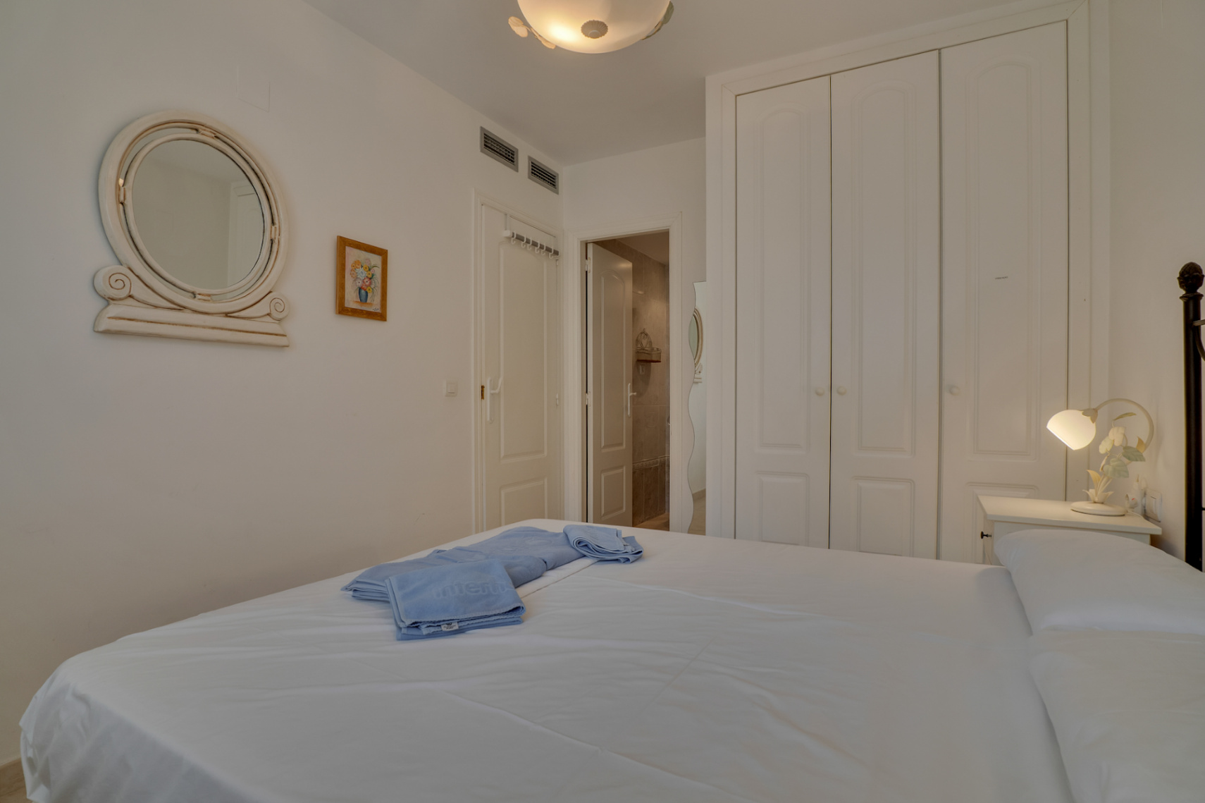 Slaapkamer met en-suite badkamer