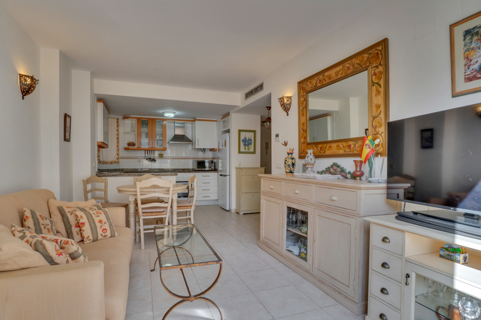 Woonkamer met open keuken