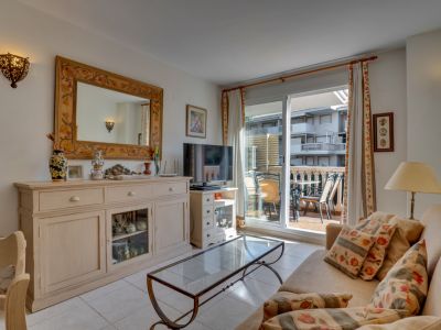 Woonkamer met toegang tot terras