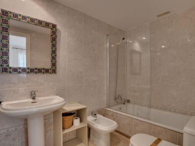 Badkamer met ligbad