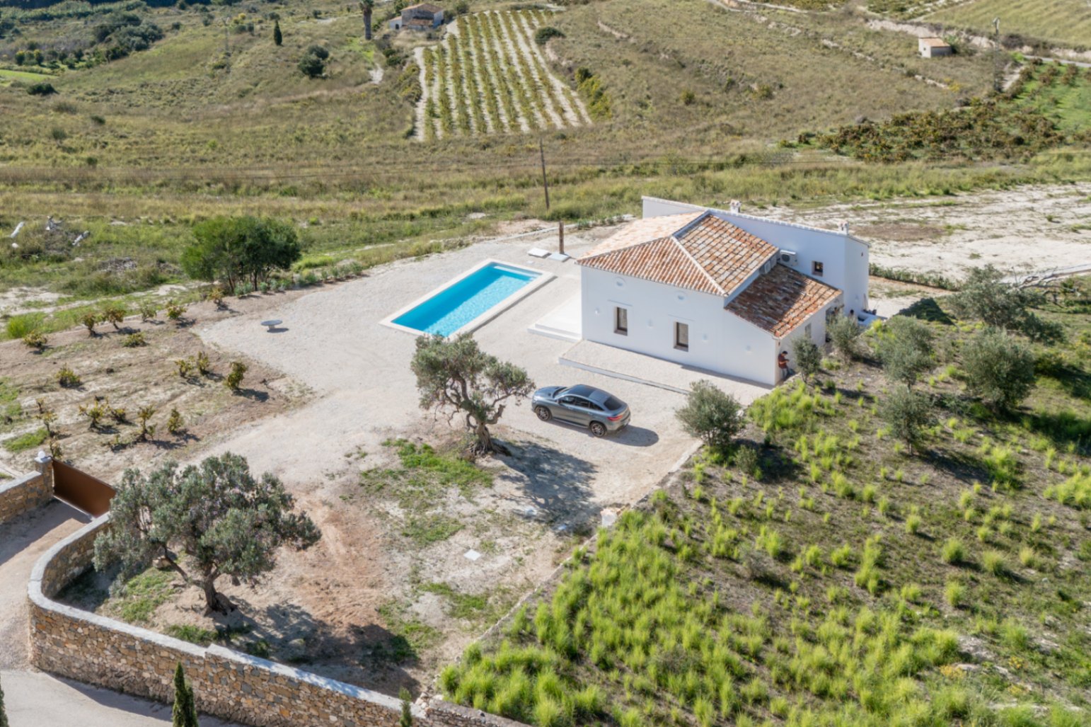Luchtfoto van het huis en zwembad