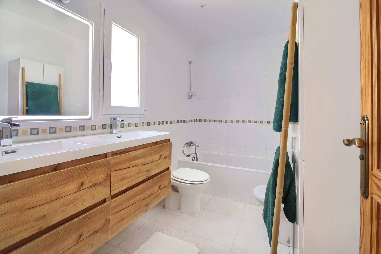 Badkamer met ligbad
