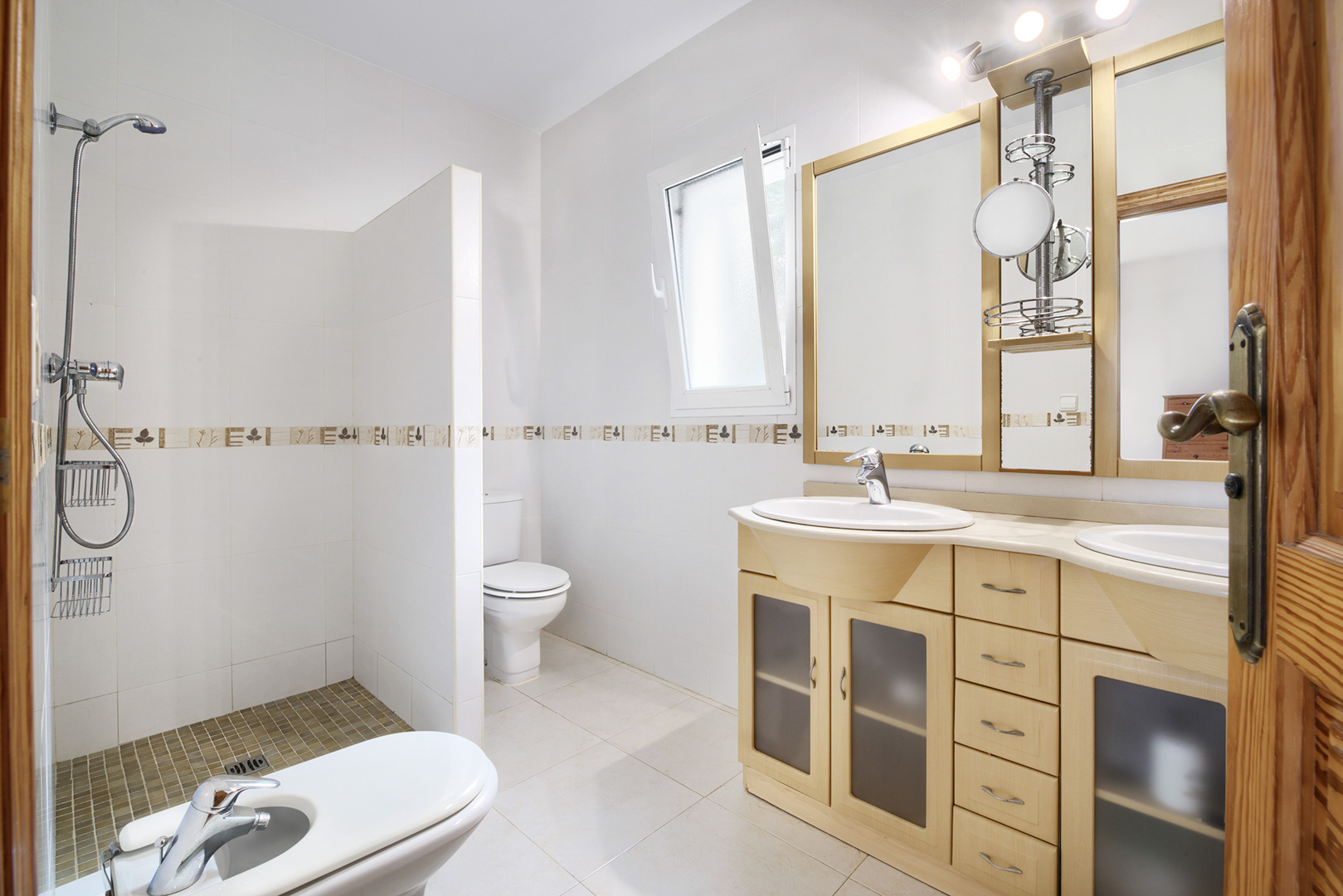 Badkamer met douche