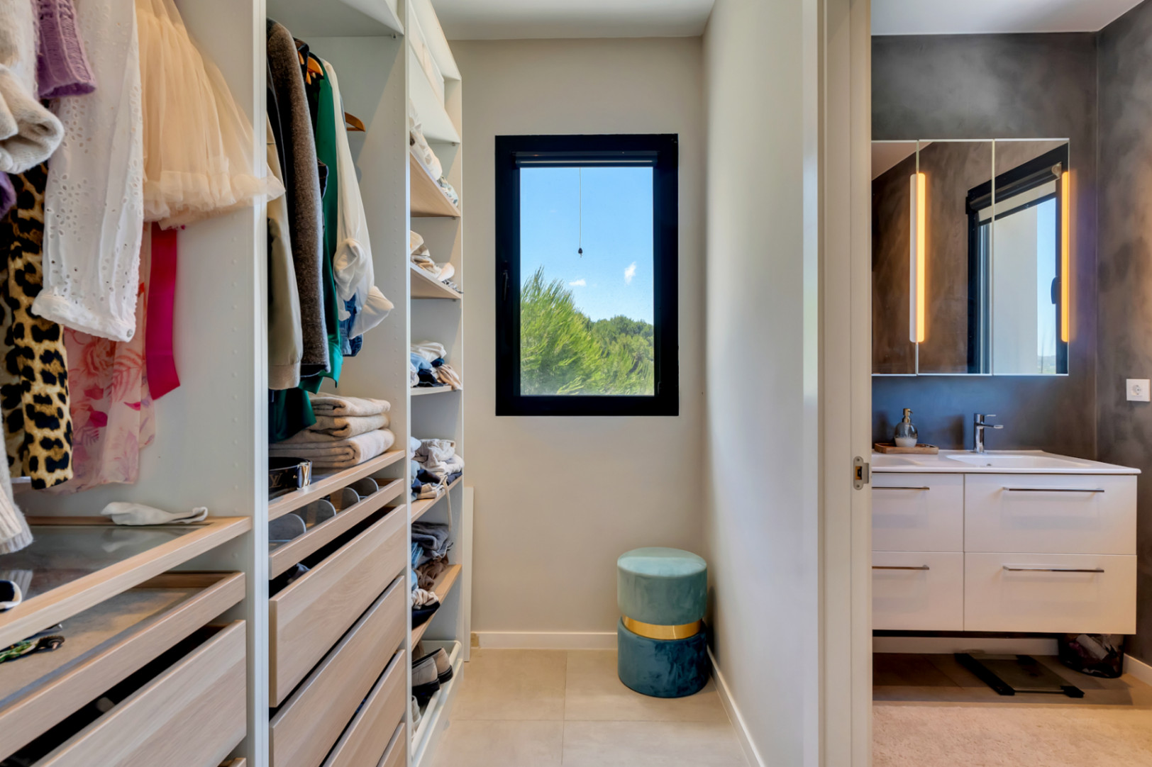 Inloopkast en ensuite badkamer