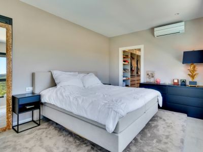 Hoofdslaapkamer met inloopkast