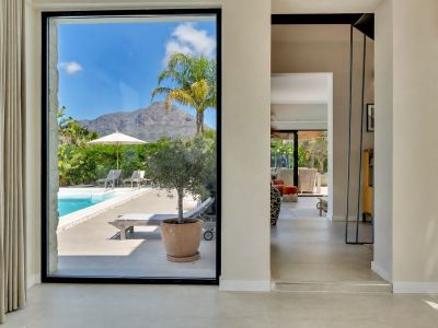 Interieur met uitzicht op bergen