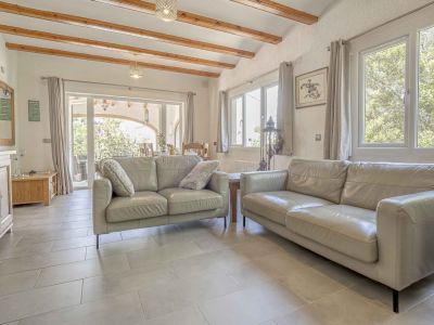 Woonkamer met toegang tot terras