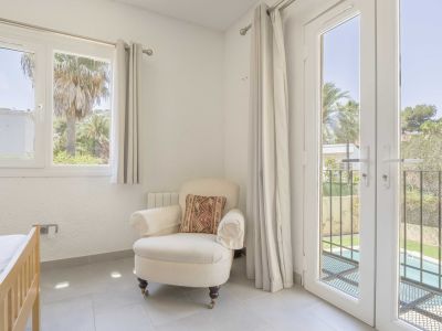 Slaapkamer met zicht op zwembad