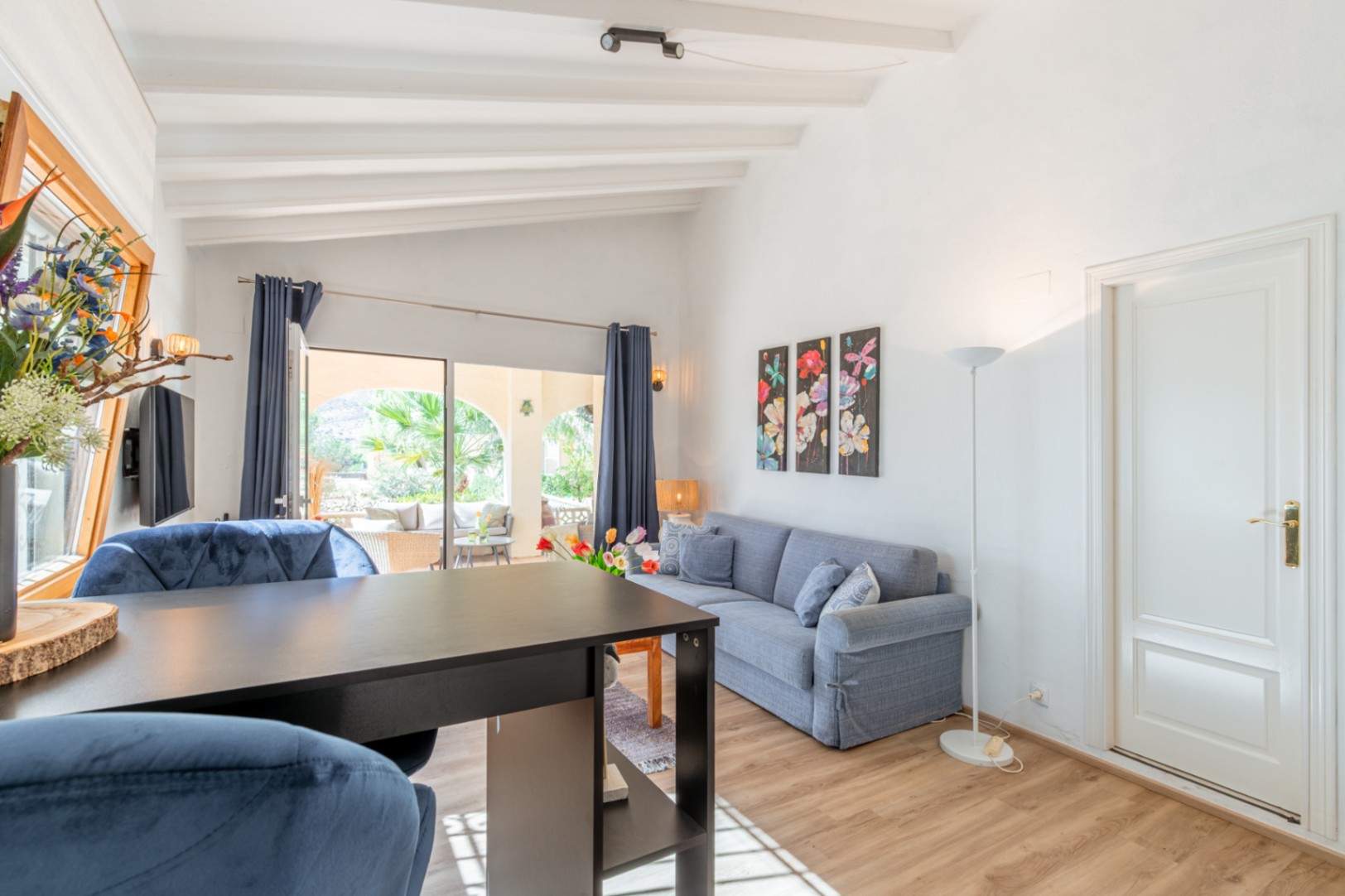 Woonkamer met toegang tot terras