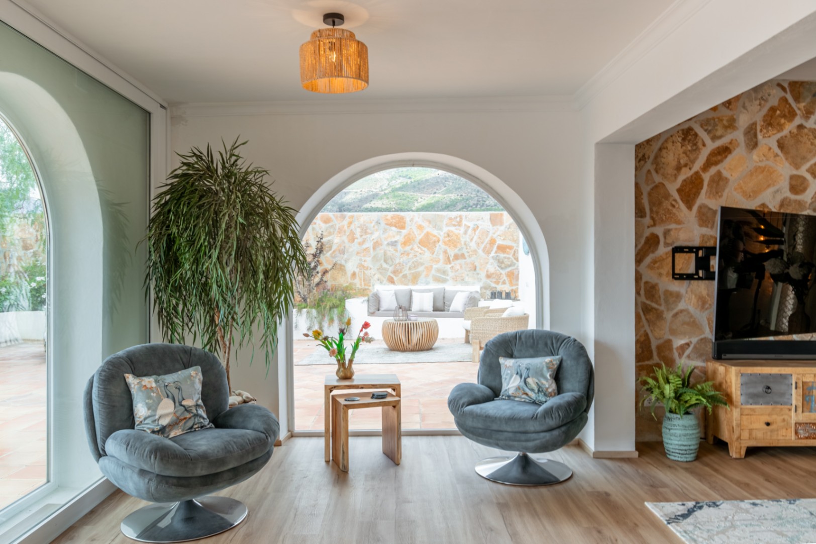 Woonkamer met boograam