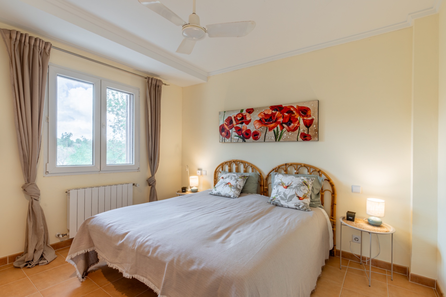Slaapkamer met raam