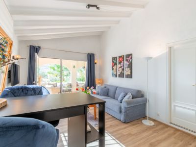 Woonkamer met toegang tot terras