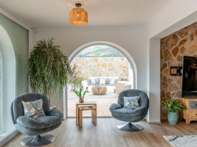 Woonkamer met boograam