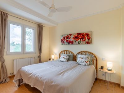 Slaapkamer met raam