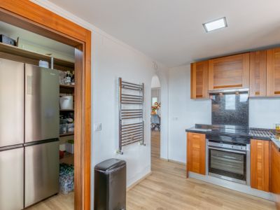 Keuken met voorraadkast