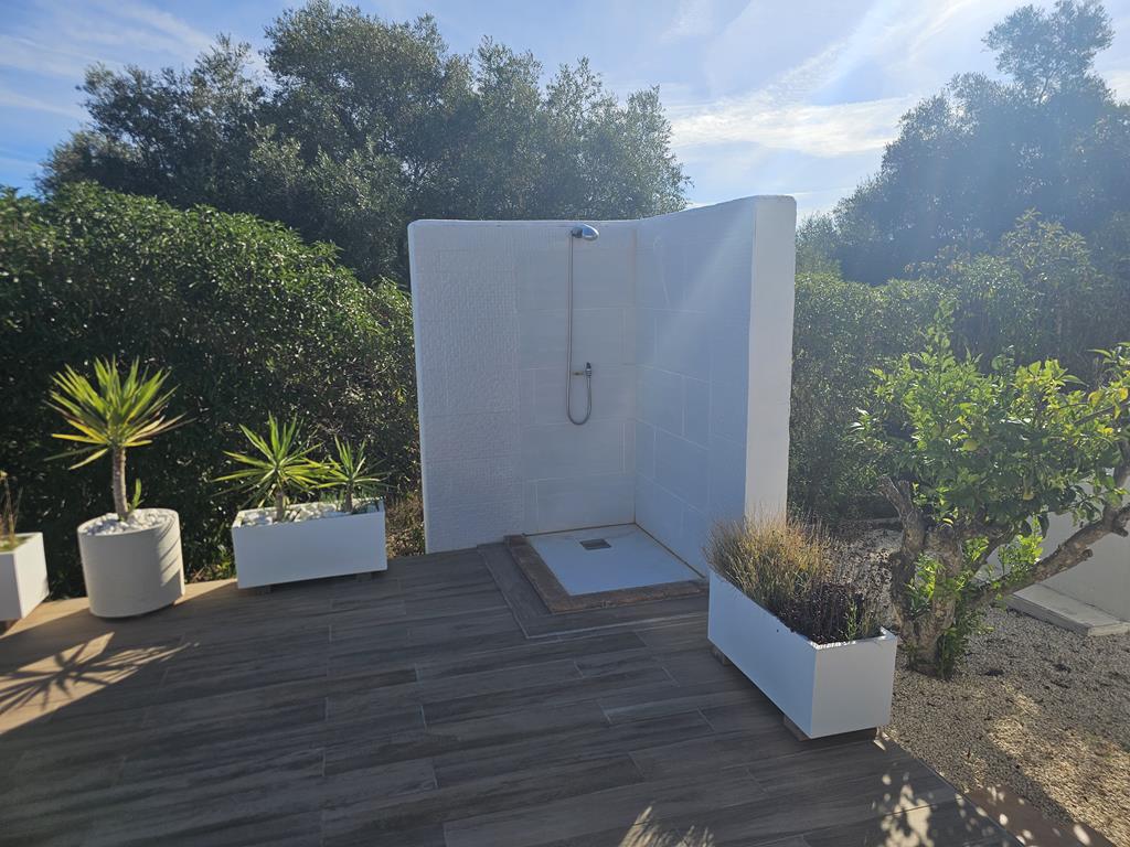 Terras met buitendouche
