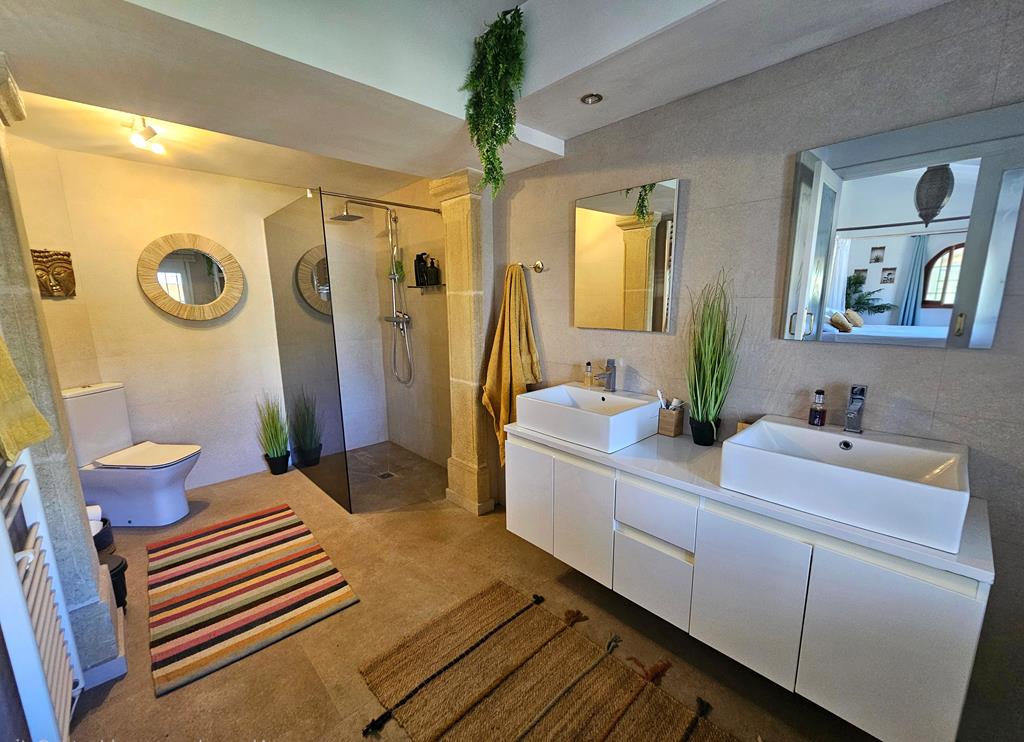 En-suite badkamer met douche