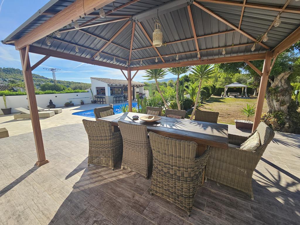 Pergola bij het zwembad