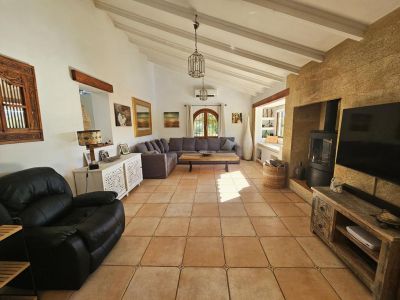 Woonkamer met open haard
