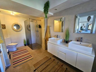 En-suite badkamer met douche