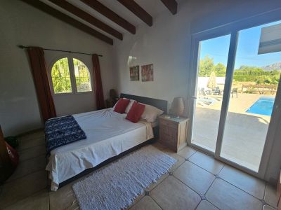 Slaapkamer met toegang tot zwembad