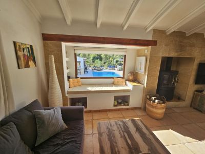 Woonkamer met uitzicht op het zwembad