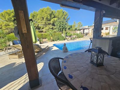 Overdekt terras en zwembad