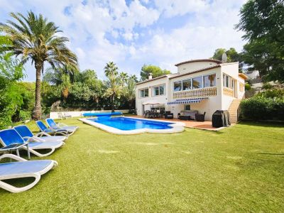Exterieur met tuin en zwembad