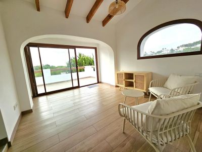 Woonkamer met toegang tot terras