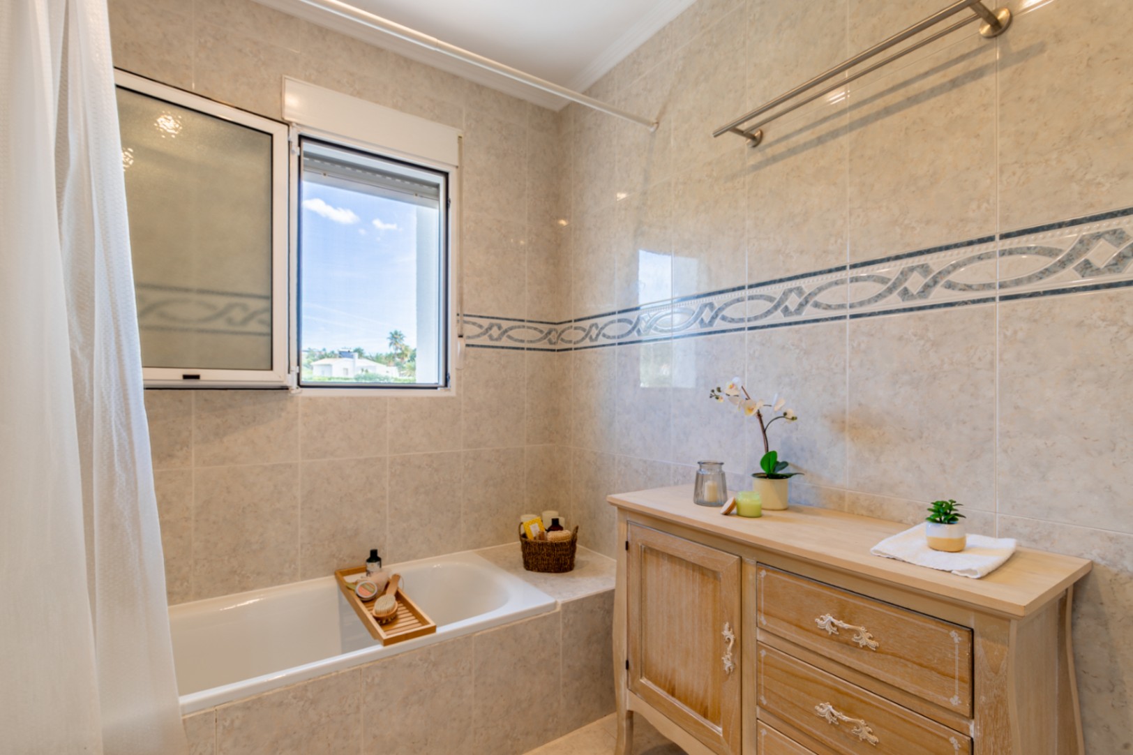 En-suite badkamer met ligbad
