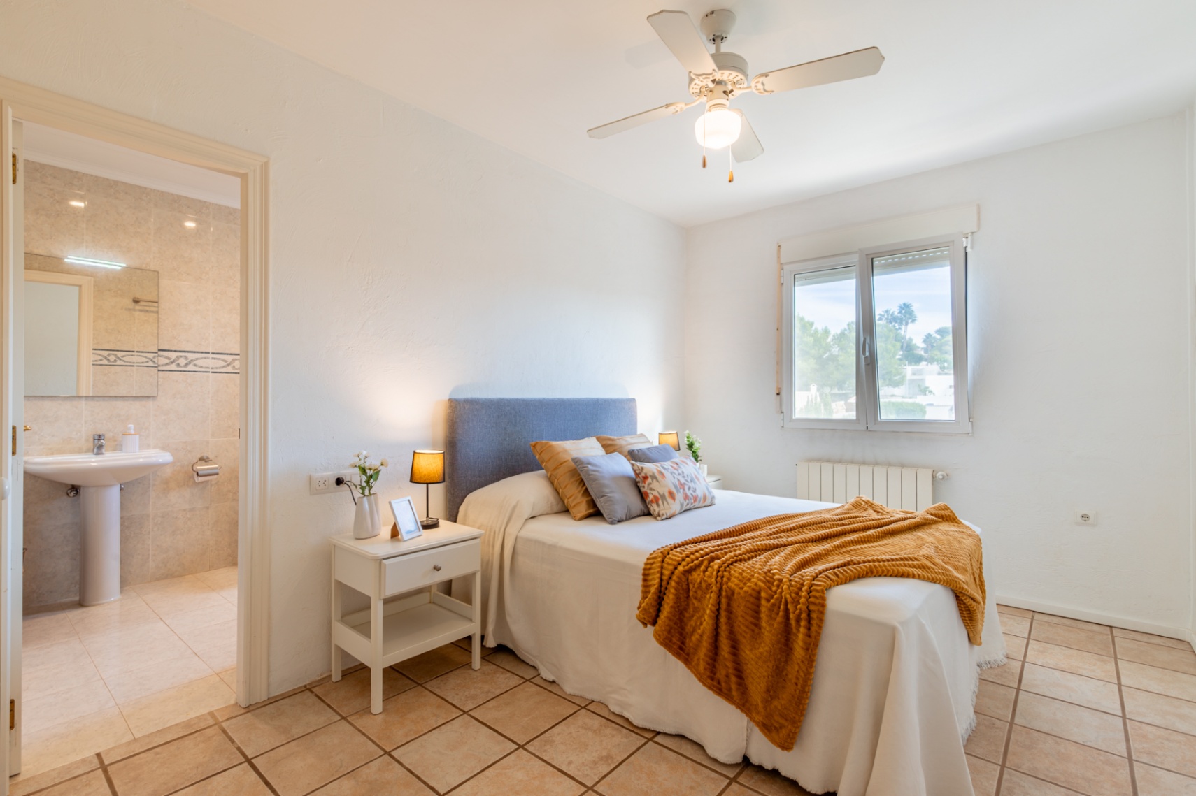 Slaapkamer met en-suite badkamer