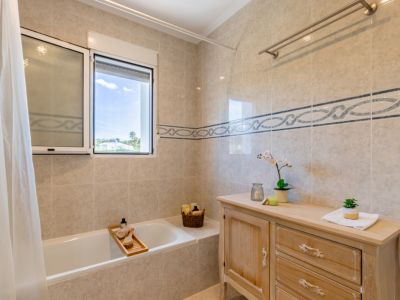 En-suite badkamer met ligbad