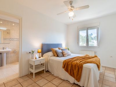 Slaapkamer met en-suite badkamer