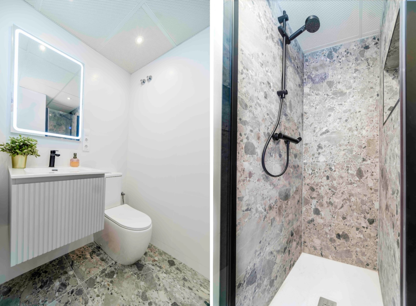 Moderne badkamer met terrazzo tegels, een wit geribbeld wastafelmeubel, LED-spiegel en inloopdouche met matzwarte kranen en natuurstenen wanden.